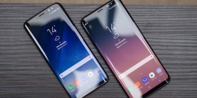 So sánh siêu phẩm cùng các điện thoại cùng thời